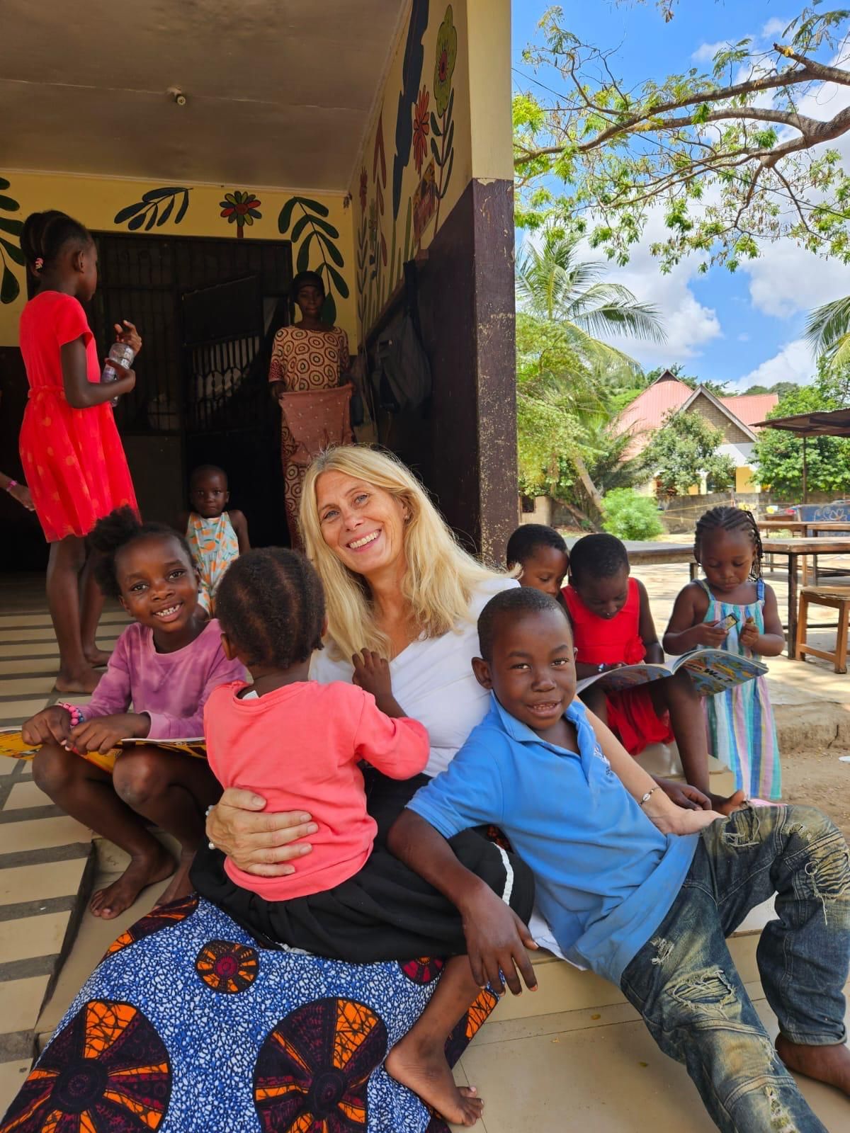Petra mit den Kindern im Kinderheim